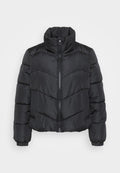 Schwarze Daunenjacke mit hohem Kragen, durchgehendem Reißverschluss und elastischen Bündchen. Mit einem Zickzack-Steppdesign und seitlichen Taschen.