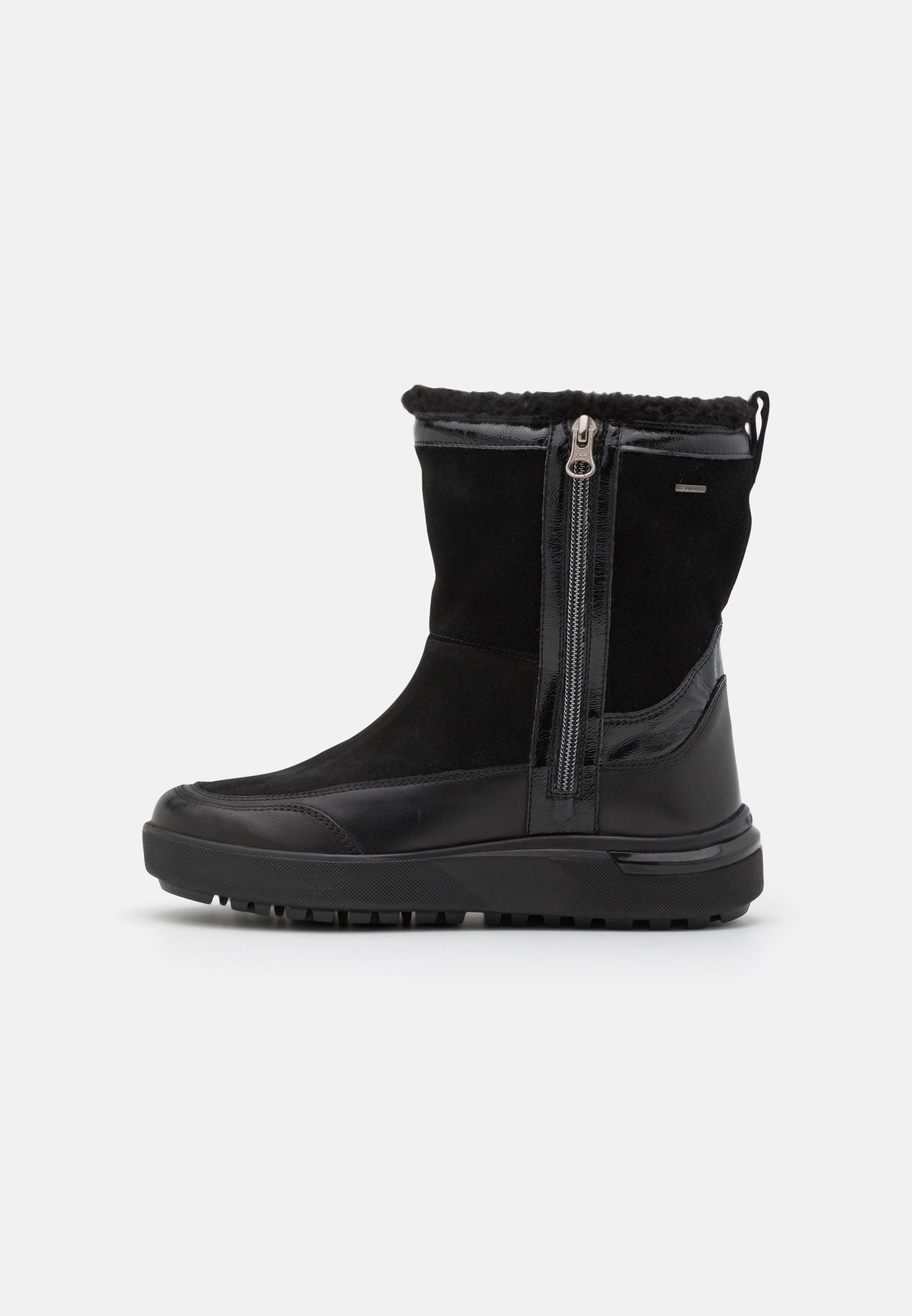 Schwarze Winterstiefel bis zur Wade mit seitlichem Reißverschluss, Gummisohle und Fleece-Futter, entworfen für kaltes Wetter und den Einsatz im Freien.