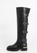 Schwarze kniehohe Lederstiefel mit vier goldenen Schnallenriegeln und einer klobigen Sohle mit goldenen Absatzdetails, seitlich betrachtet.