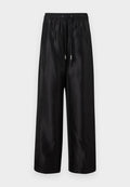 Schwarze weit geschnittene Hose aus glänzendem Stoff mit einem elastischen Bund und Kordelzug, ausgestattet mit silbernen Hardware-Akzenten.
