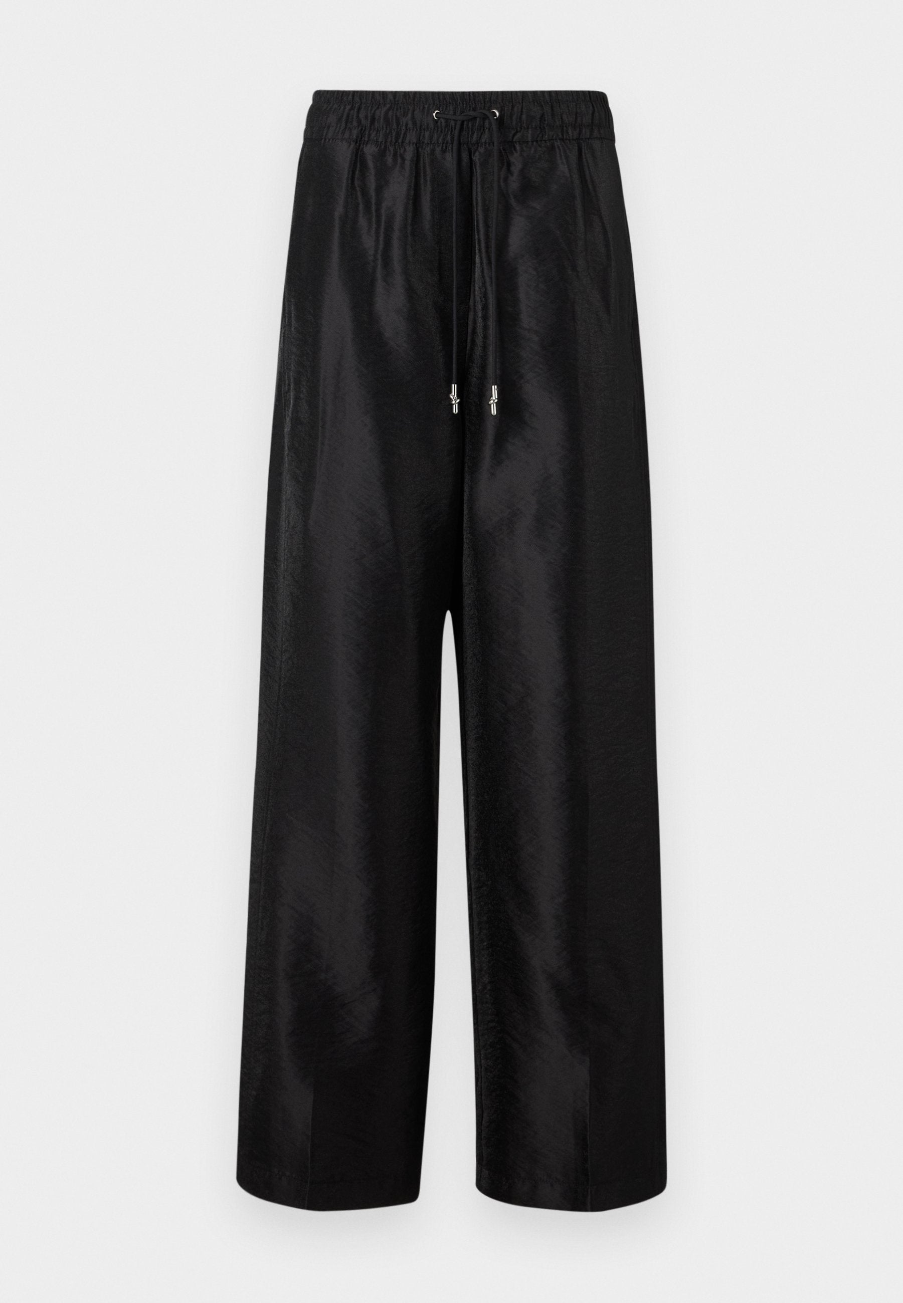 Schwarze weit geschnittene Hose aus glänzendem Stoff mit einem elastischen Bund und Kordelzug, ausgestattet mit silbernen Hardware-Akzenten.
