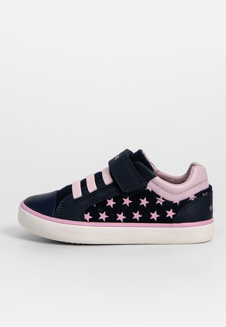 Marineblaue Sneaker mit pinkem Sternenmuster, aus synthetischem Material, drei pinken Klettverschlussriemen und einer Gummisohle. Strukturierte Akzente an den Seiten.
