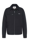 Schwarze Zip-Jacke aus glattem Material, mit Kragen, einer Brusttasche mit Reißverschluss und seitlichen Taschen zur Aufbewahrung. Schott-Logo sichtbar.