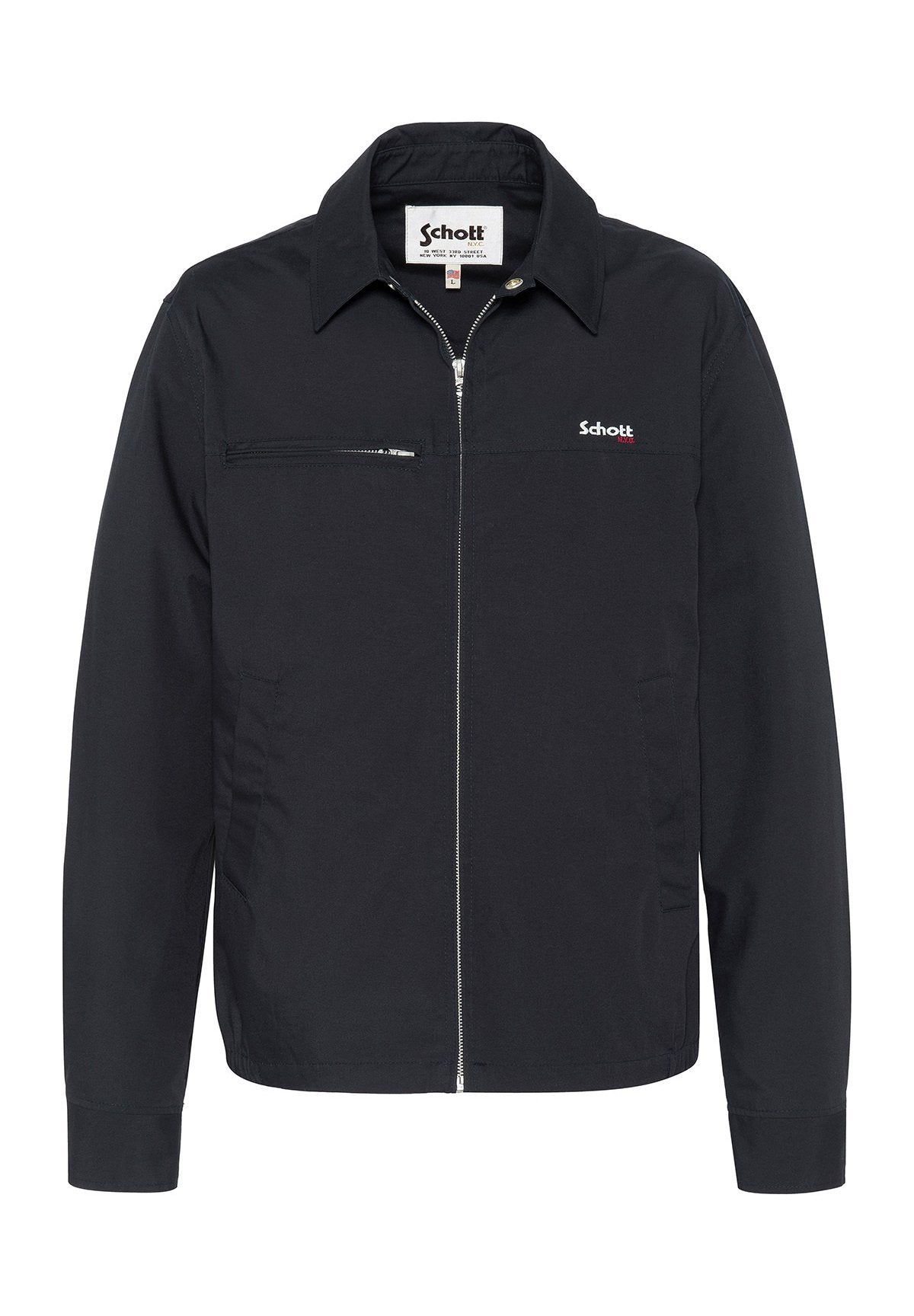 Schwarze Zip-Jacke aus glattem Material, mit Kragen, einer Brusttasche mit Reißverschluss und seitlichen Taschen zur Aufbewahrung. Schott-Logo sichtbar.