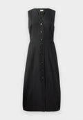 Schwarzes ärmelloses Kleid mit V-Ausschnitt, sieben Knöpfen auf der Vorderseite und zwei seitlichen Taschen; glattes Material und figurbetonter Schnitt.