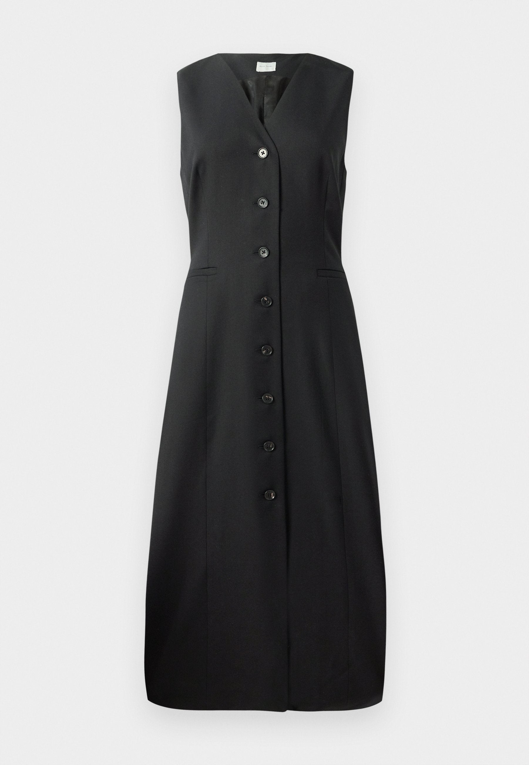 Schwarzes ärmelloses Kleid mit V-Ausschnitt, sieben Knöpfen auf der Vorderseite und zwei seitlichen Taschen; glattes Material und figurbetonter Schnitt.