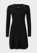 Schwarzes langärmliges Kleid aus geripptem Stoff, mit tiefem V-Ausschnitt und leicht ausgestelltlichem Saum. Enthält ein silbernes Halsschmuckdetail.