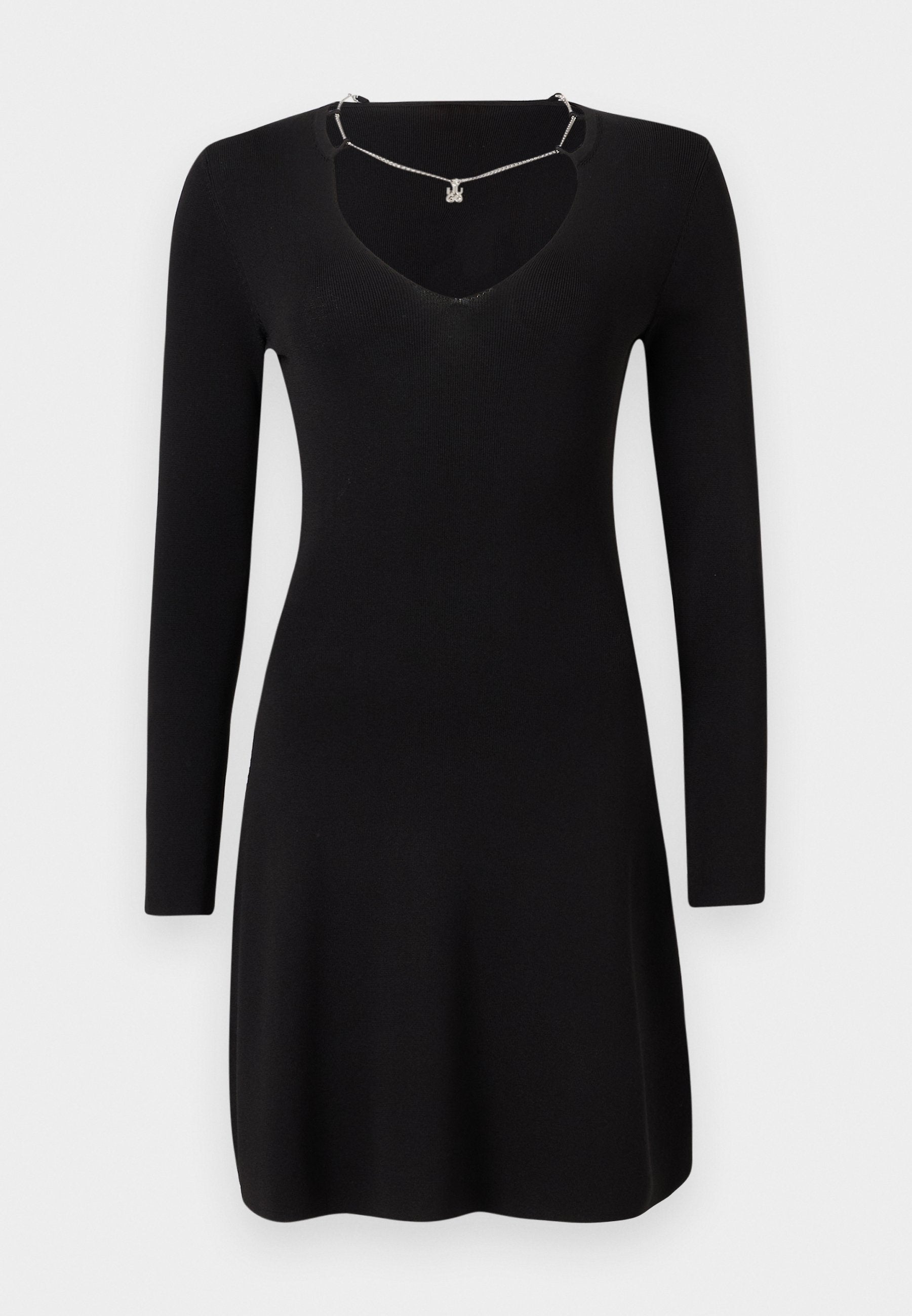 Schwarzes langärmliges Kleid aus geripptem Stoff, mit tiefem V-Ausschnitt und leicht ausgestelltlichem Saum. Enthält ein silbernes Halsschmuckdetail.