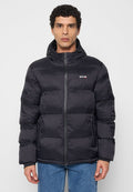 Schwarze Steppjacke mit Reißverschluss und Kapuze. Verfügt über gesteppten Abschnitte und ein kleines Logo auf der linken Brust. Der Stoff wirkt glänzend und isoliert.