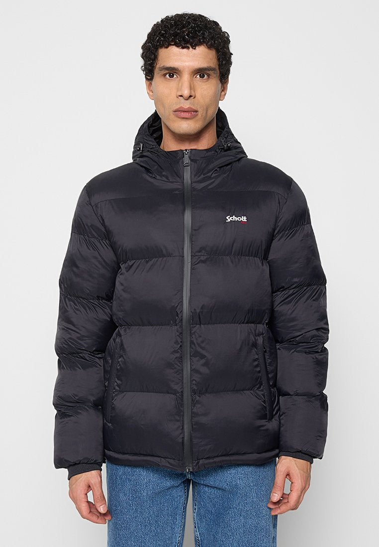 Schwarze Steppjacke mit Reißverschluss und Kapuze. Verfügt über gesteppten Abschnitte und ein kleines Logo auf der linken Brust. Der Stoff wirkt glänzend und isoliert.