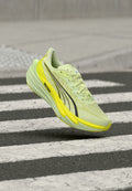 Puma DEVIATE NITRO 4 WNS - Road running shoes - apple spritz-lux lime