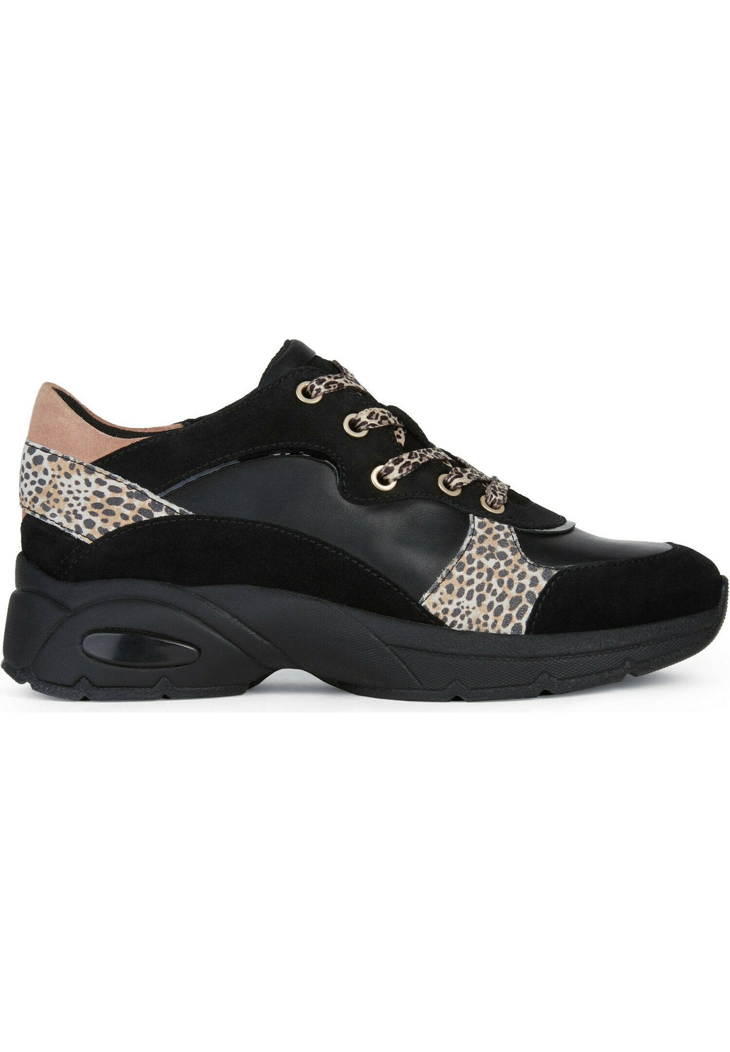 Schwarze Sportschuhe aus einer Kombination von Leder und Wildleder, mit einem Leopardenmuster-Akzent, goldenen Ösen und einer dicken schwarzen Sohle.