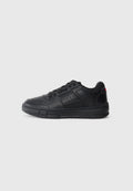 Schwarze Leder-Sneaker mit abgerundeter Spitze, durchbrochener Verzierung an den Seiten, Gummisohle und einem Mesh-Akzent an der Ferse.
