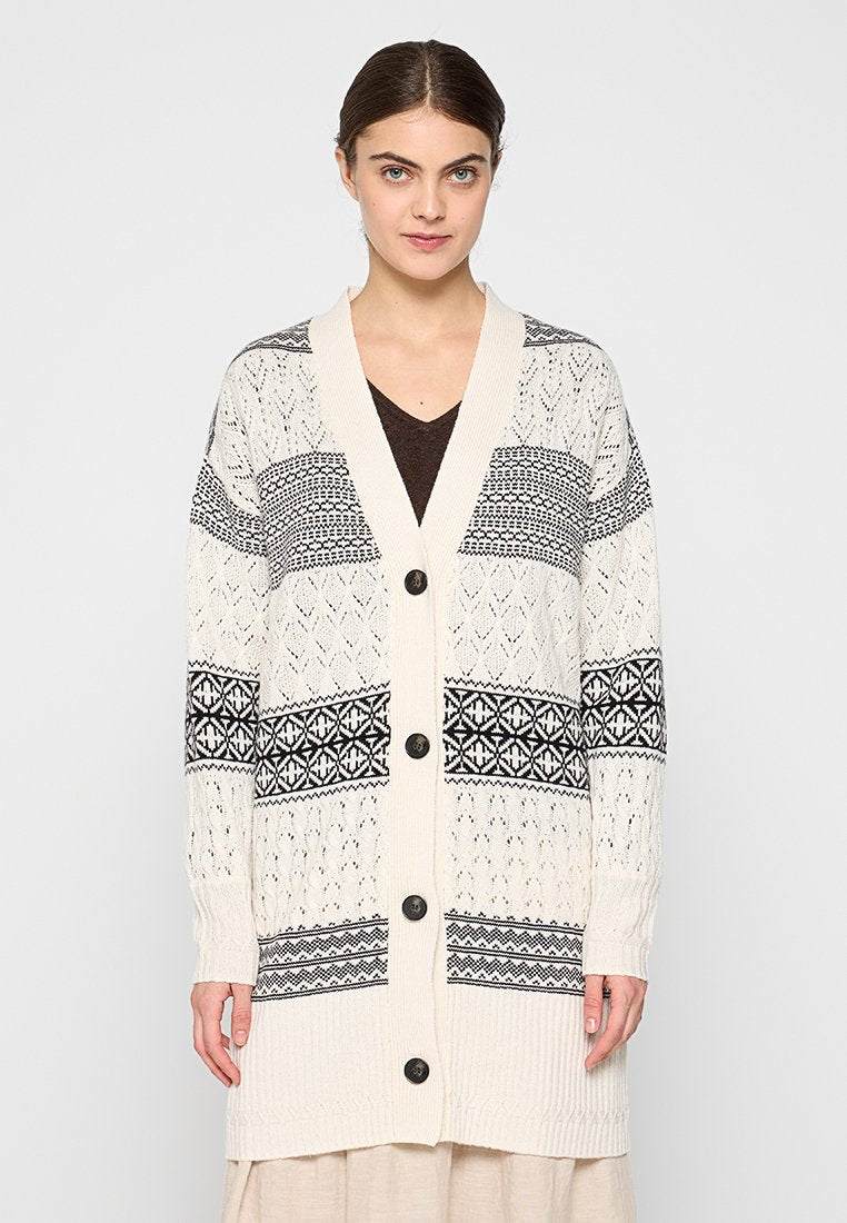 Strickcardigan in Creme mit schwarzen geometrischen Mustern, geripptem Saum und großen dunklen Knöpfen. Lockere Passform mit offenem Frontdesign.