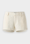 Helle beige Shorts aus Leinen. Mit flachem Bündchen, Fronttaschen und einem sauberen Saum. Einfaches, minimalistisches Design.