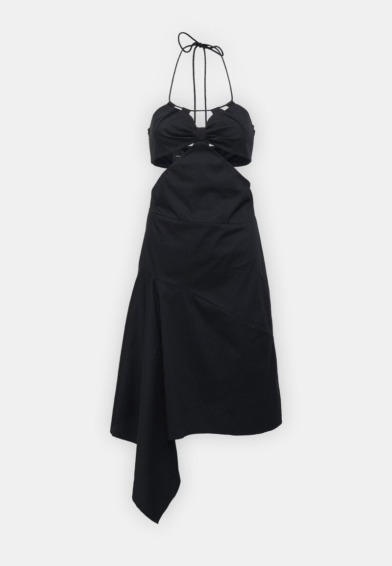 Schwarzes Kleid mit strukturiertem Oberteil, Halterneck-Trägern, Cut-Out-Details und unregelmäßigem Saum mit drapierter Rückseite.