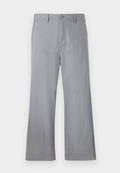 Graue weite Hosen aus weichem Stoff, mit einem vorderen Knopfverschluss, Gürtelschlaufen und einem schlichten Design ohne sichtbare Muster oder Akzente.