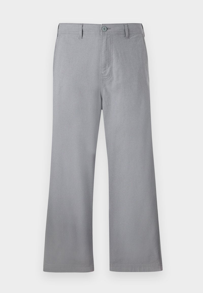 Graue weite Hosen aus weichem Stoff, mit einem vorderen Knopfverschluss, Gürtelschlaufen und einem schlichten Design ohne sichtbare Muster oder Akzente.
