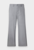 Graue weite Hosen aus weichem Stoff, mit einem vorderen Knopfverschluss, Gürtelschlaufen und einem schlichten Design ohne sichtbare Muster oder Akzente.