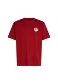 Rotes Baumwoll-T-Shirt mit Rundhalsausschnitt und kurzen Ärmeln, versehen mit einem runden Logo auf der linken Brustseite. Glatte Textur insgesamt.