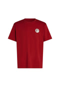 Rotes Baumwoll-T-Shirt mit Rundhalsausschnitt und kurzen Ärmeln, versehen mit einem runden Logo auf der linken Brustseite. Glatte Textur insgesamt.