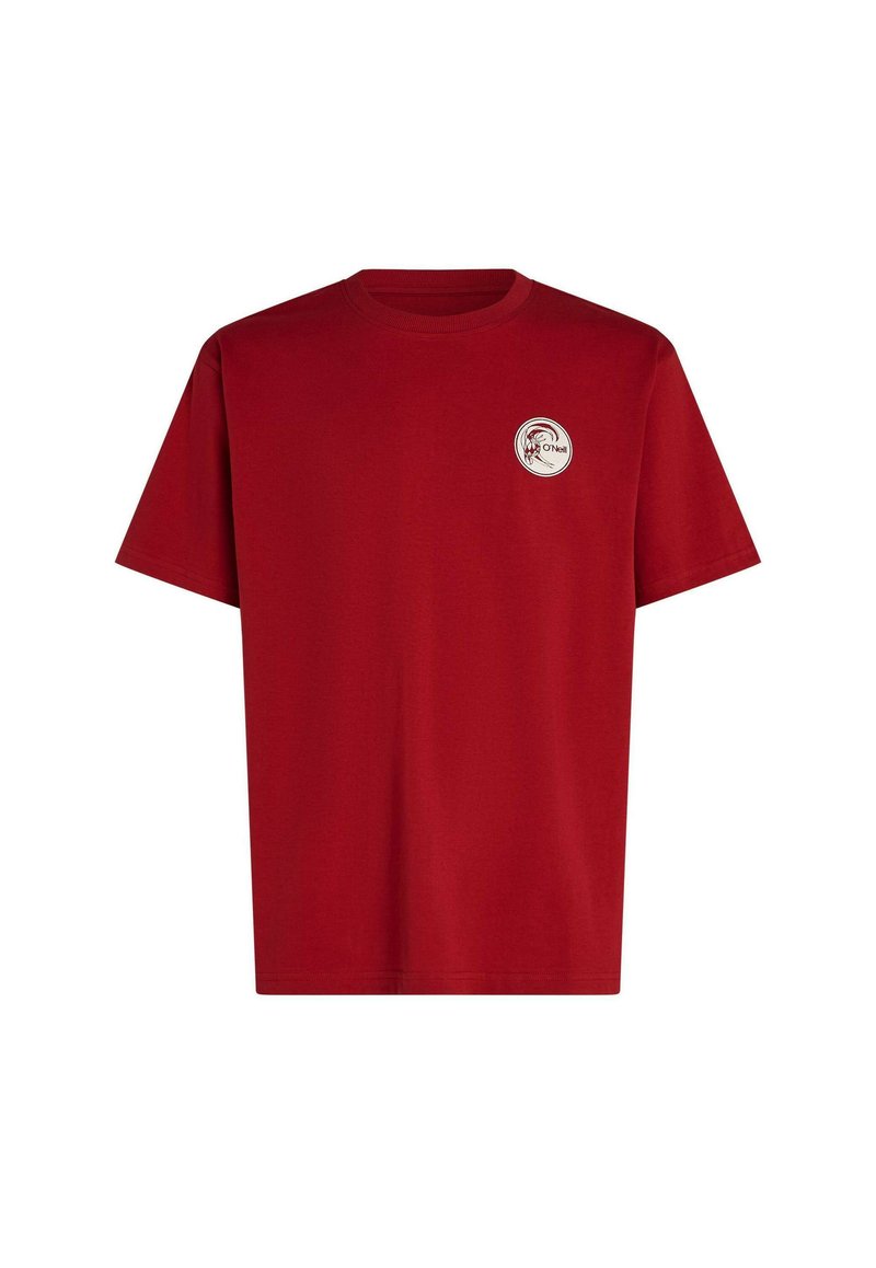 Rotes Baumwoll-T-Shirt mit Rundhalsausschnitt und kurzen Ärmeln, versehen mit einem runden Logo auf der linken Brustseite. Glatte Textur insgesamt.