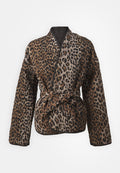 Leopardenmuster Steppjacke mit langen Ärmeln, einem Bindegürtel und kontrastierendem schwarzen Besatz. Sie verfügt über verschiedene Brauntöne und Beige.