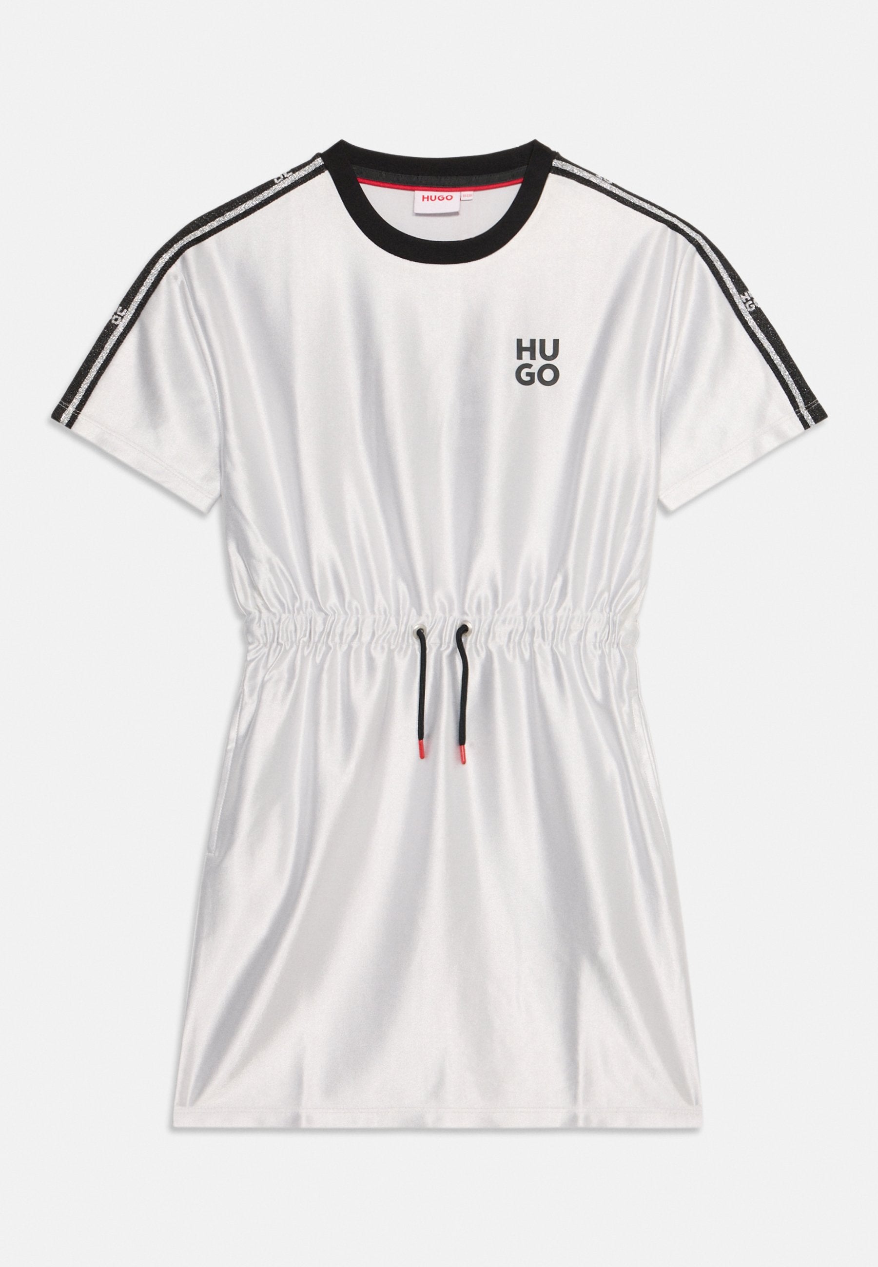 Weißes Satin-Kleid mit schwarzem Kragen und Seitenstreifen, versehen mit einem Kordelzug in der Taille mit pinken Akzenten. 'HUGO'-Logo auf der Brust.