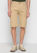 Beige Cargo-Shorts aus Baumwolle mit Seitentaschen, verstellbaren Kordeln am Saum und einem lässigen Schnitt, kombiniert mit hellen Sneakern.