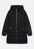 Schwarze Daunenjacke mit Kapuze, ausgestattet mit einem gesteppten Design, Vorderreißverschluss und Seitentaschen. Glatte Textur, leichtes Material.