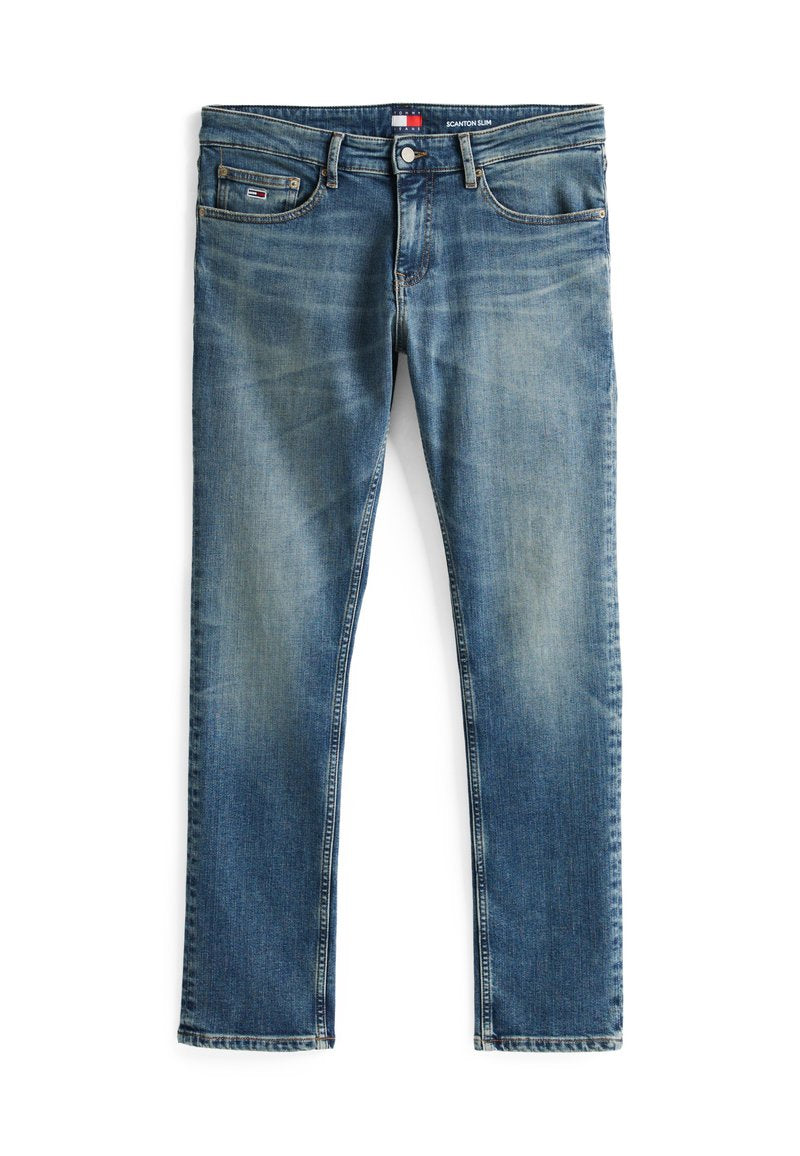 Blaue Jeans aus Denim mit schmalem Schnitt, im verwaschenen Design, fünf Taschen und einem Markenbesatz am Bund. Gerades Bein und sauberer Saum.