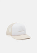 Weißer Hut mit beigem Schirm und Netzseiten. Mit einem Frontlogo in hellbeige. Strukturiertes Design mit einer runden Krone.