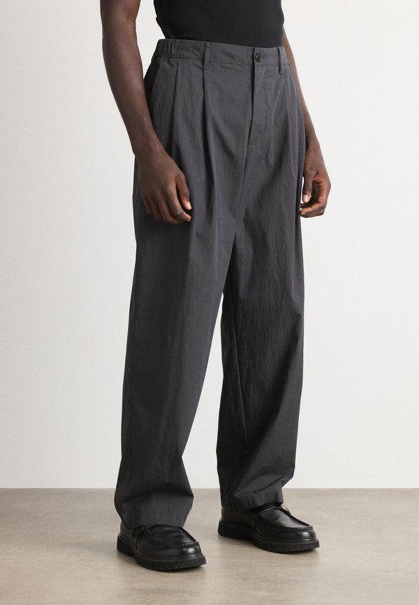 Calvin Klein PLEATED