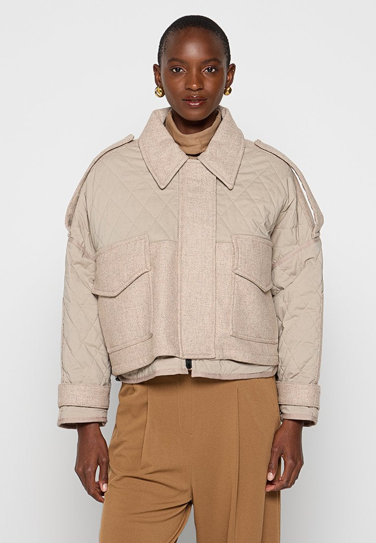 Beige gesteppte Jacke mit einem breiten Kragen, Fronttaschen und einem Reißverschluss. Verfügt über einen strukturierten Stoff und ein verkürztes Design.