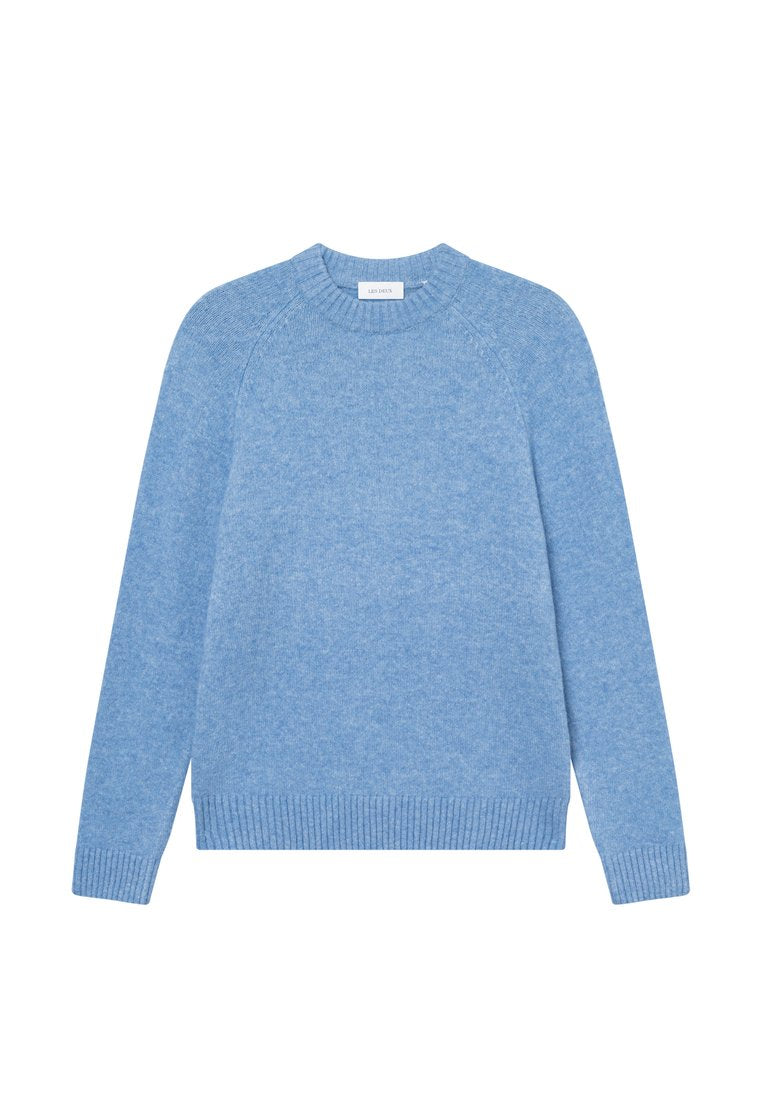 Helles blaues Rundhals-Pullover aus weichem Strickstoff, mit Raglanärmeln und gerippten Abschlüssen am Kragen und Saum.