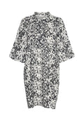 Schwarz-weißes Leopardenmuster-Kleid mit gerafftem Oberteil, ausladenden Ärmeln und einer Schleifenverschluss am Hals. Leichter Stoff mit strukturierter Oberfläche.