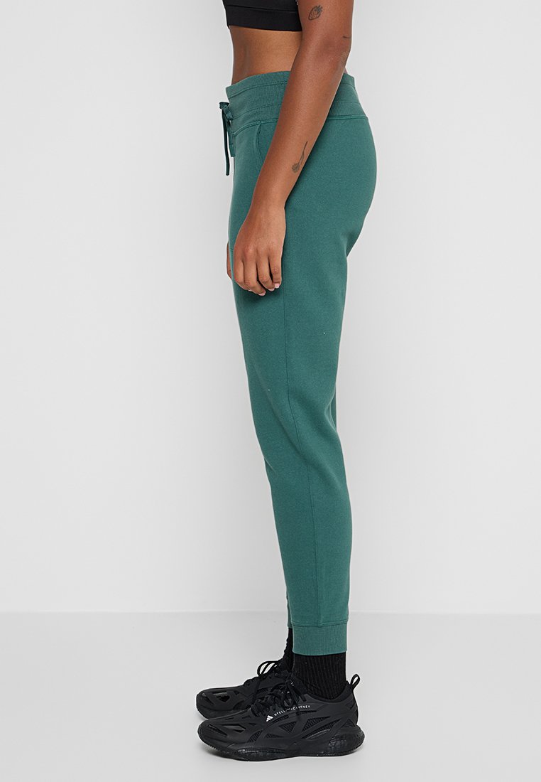 DKNY Sport