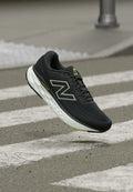 New Balance EVOZ V4 - Road running shoes - black cement/silver-coloured moss/alkaline green