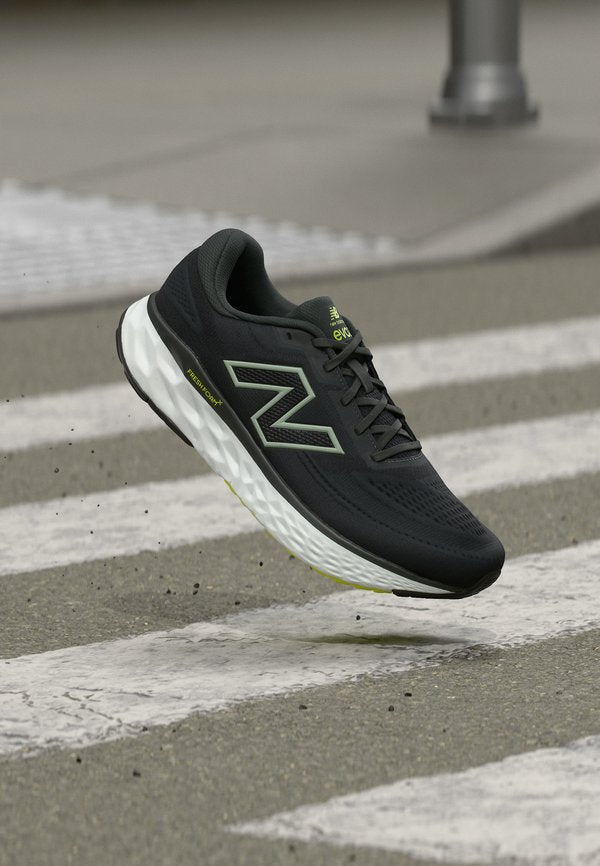 New Balance EVOZ V4 - Road running shoes - black cement/silver-coloured moss/alkaline green