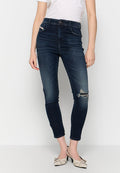 Schlanke, dunkelblaue Denim-Jeans mit hoher Taille, ausgestattet mit einem beschädigten Knie mit einem Riss, ergänzt durch weiße Nähte und einen Knopfverschluss.