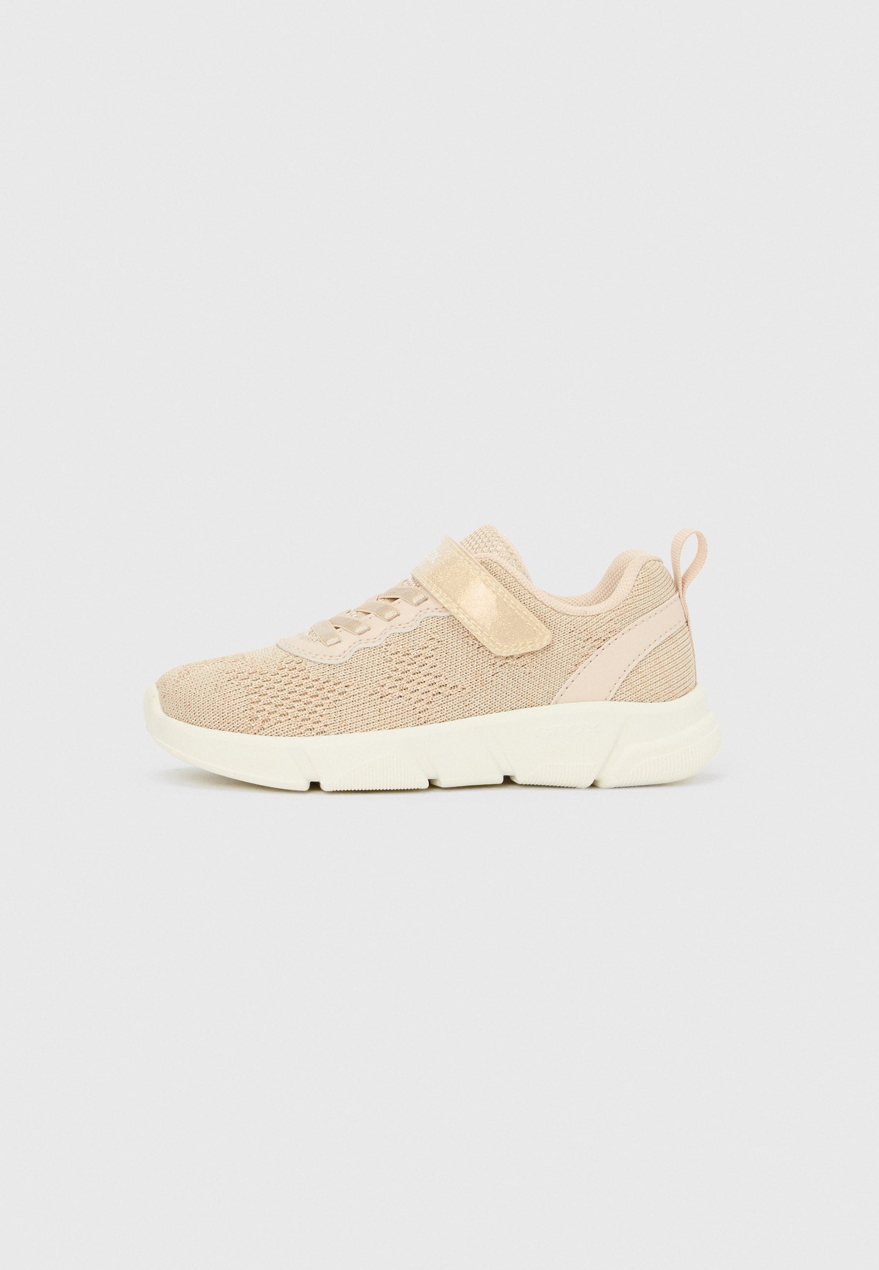 Beiger, leichter Strick-Sneaker mit weißer Sohle, elastischen Schnürsenkeln und Klettverschluss auf einfarbigem Hintergrund.