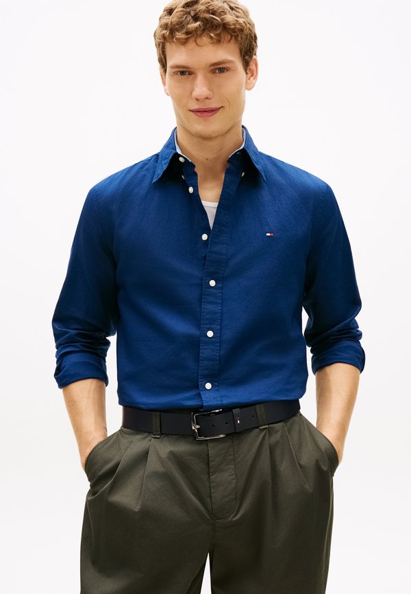 Tommy Hilfiger REGULAR FIT LINEN BLEND BUTTON-DOWN SHIRT - Shirt - carbon navy
