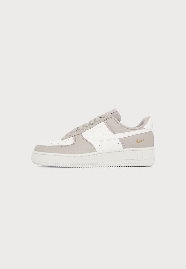 Nike Sportswear W AIR FORCE 1 '07 LOW CRSNT - Trainers - cream/sail/metallic gold-colored