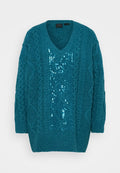 Tiefgrüner Strickpullover mit V-Ausschnitt, ausgestattet mit einem strukturierten Zopfmuster und einem mit Pailletten besetzten Vorderteil für zusätzliche Details. Lässiger Schnitt.