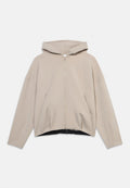 Hellbeige Kapuzenpullover mit Reißverschluss, langen Ärmeln und leicht geschwungenem Saum, flach auf weißem Hintergrund dargestellt.