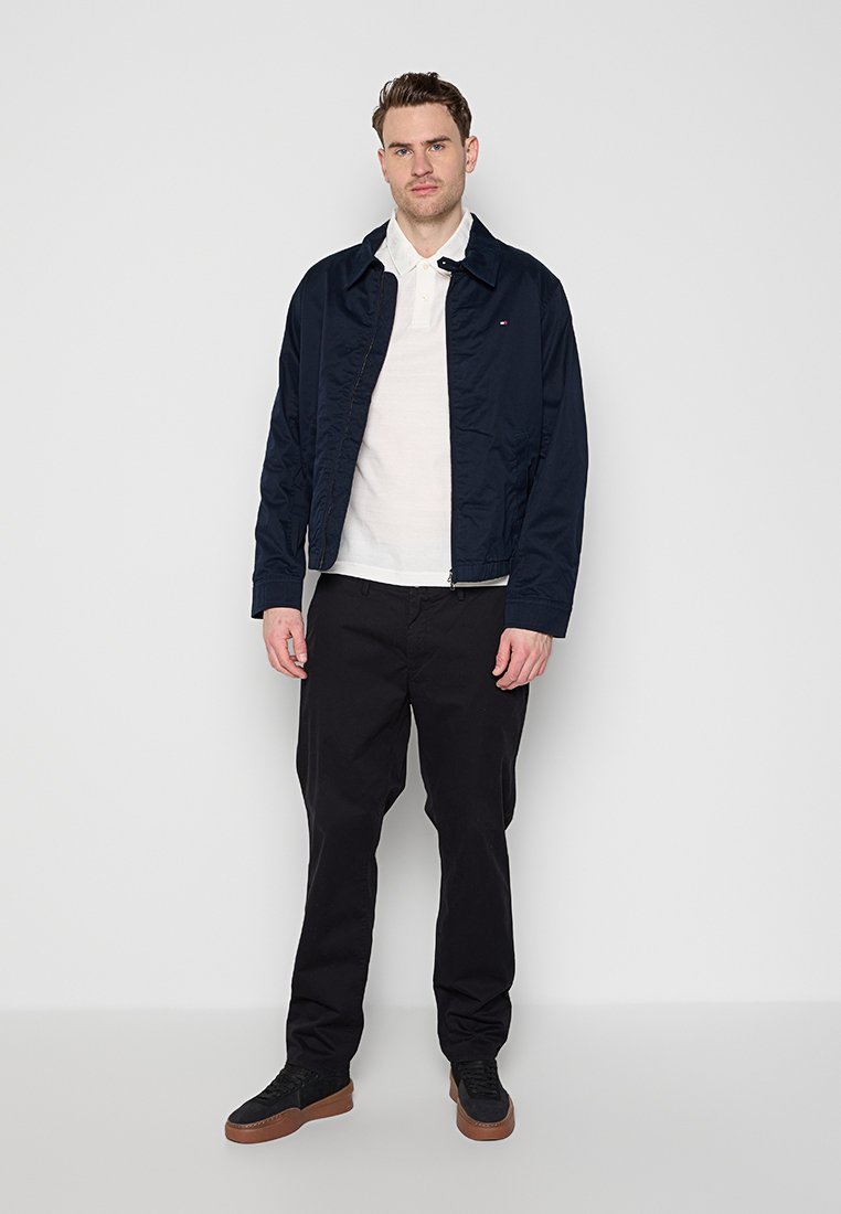 REGULAR FIT Media 2