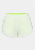 Hellgrüne Sportshorts mit einer Netzstruktur, ausgestattet mit einem neongrünen Bund und seitlichen Akzenten sowie einem kleinen weißen Logo.