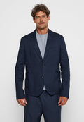 Navy-blauer Blazer aus einem strukturierten, weichen Stoff mit einem Ein-Knopf-Verschluss, Notch-Kragen und zwei aufgesetzten vorderen Taschen.