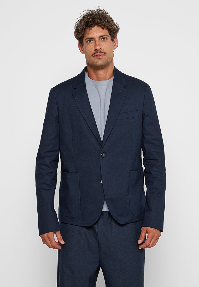 Navy-blauer Blazer aus einem strukturierten, weichen Stoff mit einem Ein-Knopf-Verschluss, Notch-Kragen und zwei aufgesetzten vorderen Taschen.