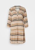 Knopfkleid aus leichtem Stoff mit Zickzackmuster in Braun, Beige und Schwarz. Es hat Dreiviertelärmel und einen V-Ausschnitt.
